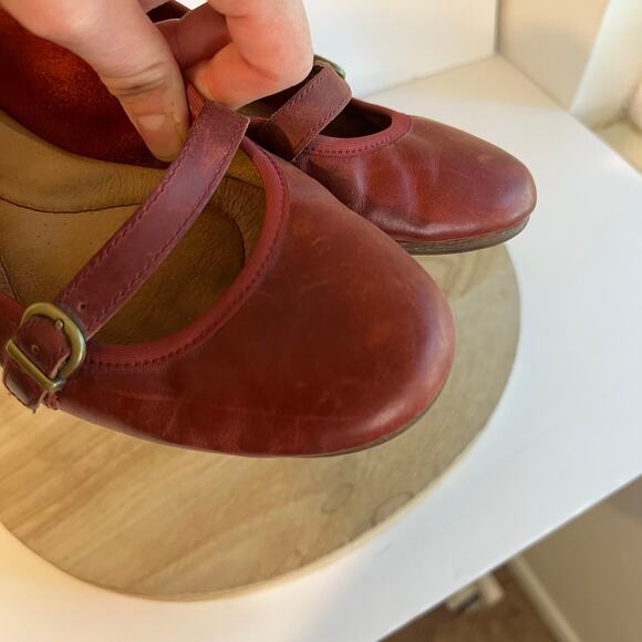 Born Red Round Toe Genuine Leather Buckle Strap Ballet Flat Shoe Size 7.5 - Picture 10 of 13